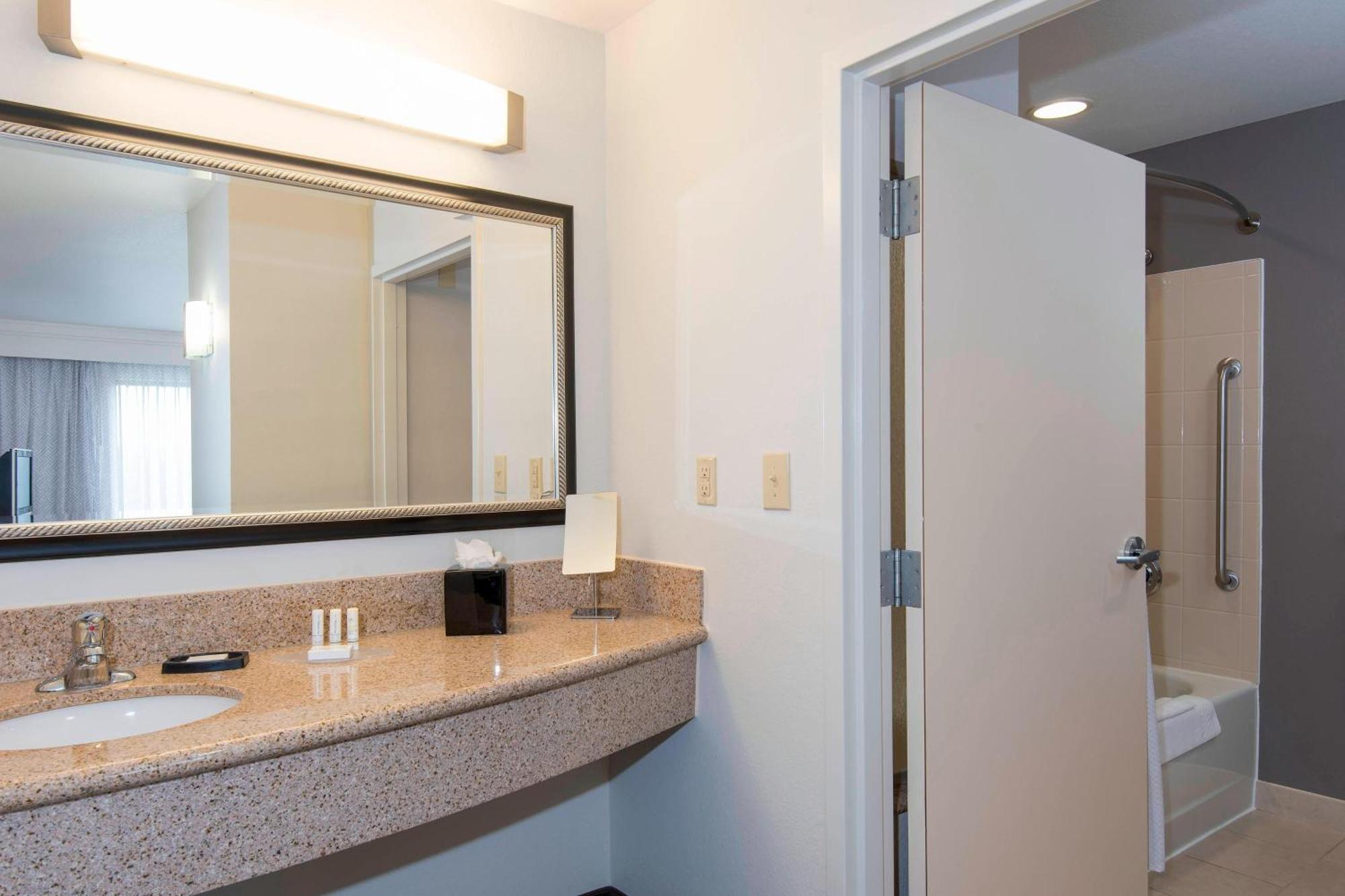 Courtyard By Marriott San Antonio North Stone Oak At Legacy Hotel Exterior photo